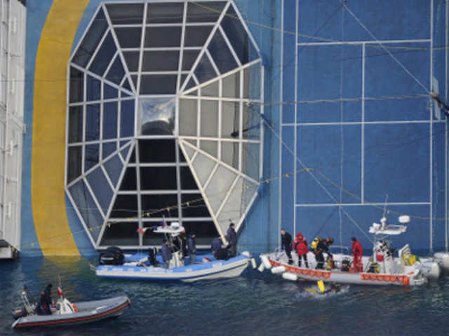 Divers work near cruise liner Costa Concordia