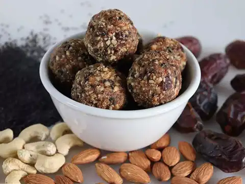 Sonth and methi ladoo