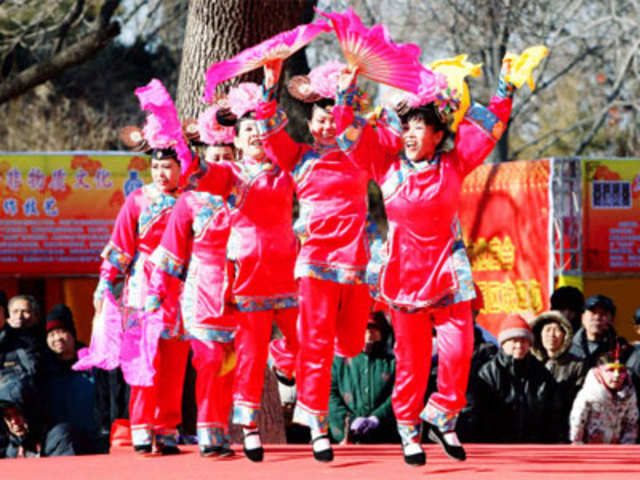 Folk artists at the Chinese Lunar New Year at Longtan Park