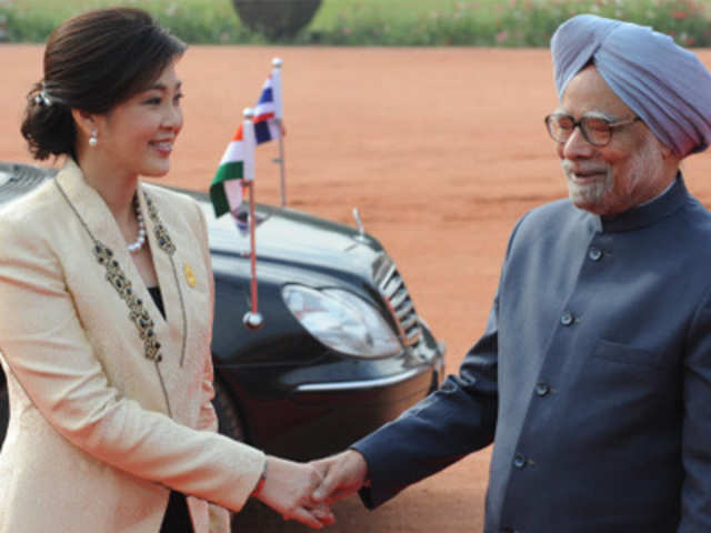 Thailand PM shakes hand PM Manmohan Singh