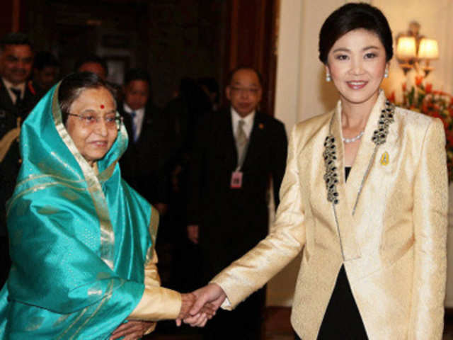 President Pratibha Patil shakes hand with Thailand PM