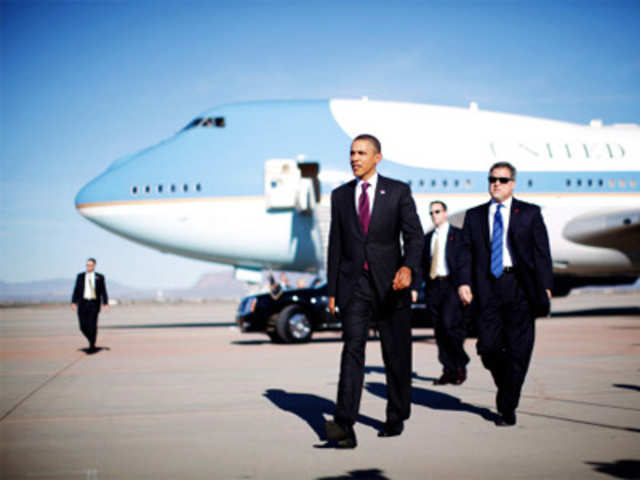 Obama arrives at Meza gateway Airport in Phoenix