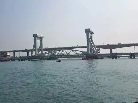 Vertical lift span for ship passage