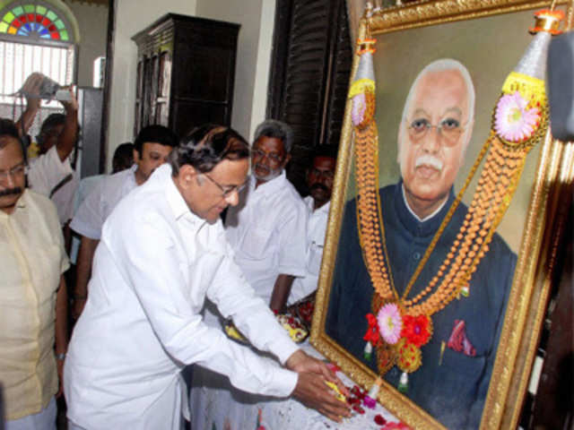 Chidambaram pays tributes to Governor of Kerala