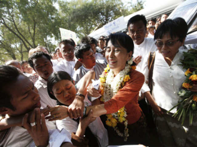 Aung San Suu Kyi shakes hands with people in Pakoku