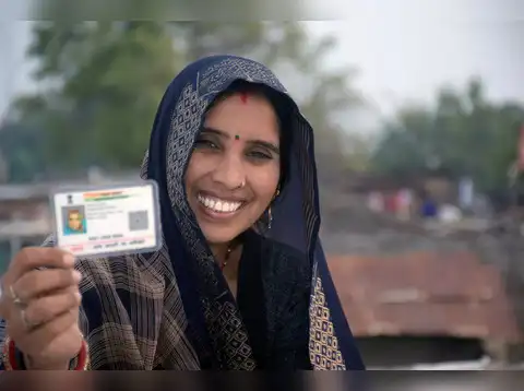 Can an individual file a complaint using the Aadhaar Mitra Chatbot?