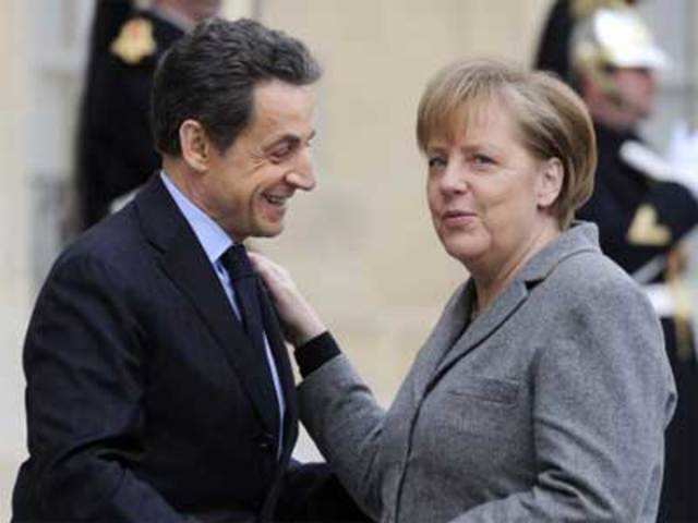 Nicolas Sarkozy and Angela Merkel at a Franco-German cabinet session