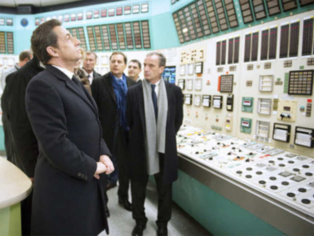 Sarkozy visits aging nuclear plant, refuses to shut it 