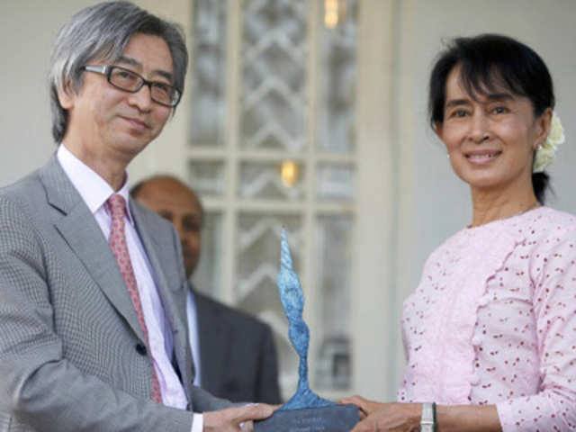 Aung San Suu Kyi recieves Madanjeet Singh Prize