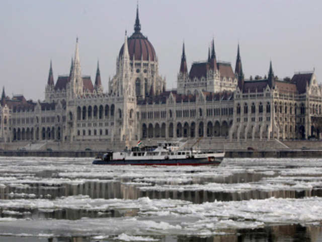 Hungary closes River Danube to traffic