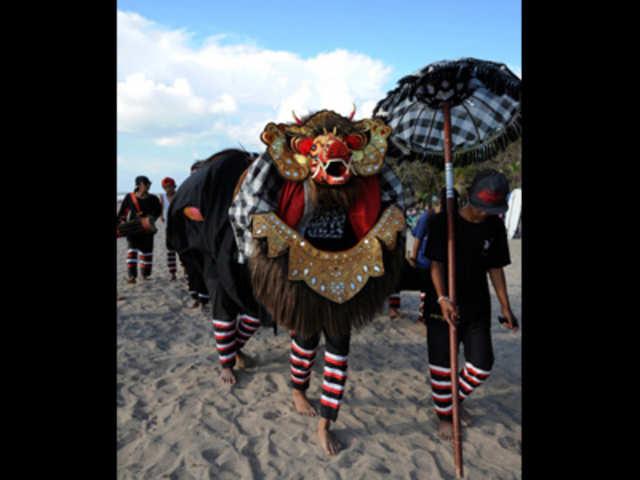 Balinese performs the Barong dance