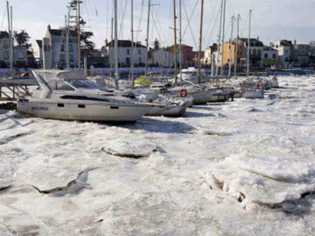 Frozen view of Trentemoult port