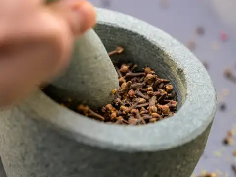 How to Grind Cloves: Easy Techniques for Fresh Flavor