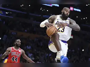 LeBron James returns from 7-game injury absence, and nothing else goes ...