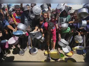 Siti di aiuto a Gaza sotto attacco: civili uccisi mentre le trattative per la tregua falliscono