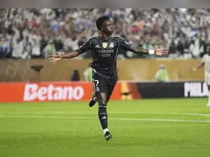 Vinícius Júnior scores and assists in Real Madrid's 3-0 win over Salzburg to advance in CWC