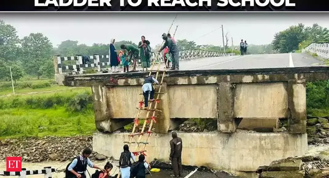 Collapsed bridge in Jharkhand's Khunti leaves students to climb 25-foot bamboo ladder to reach school