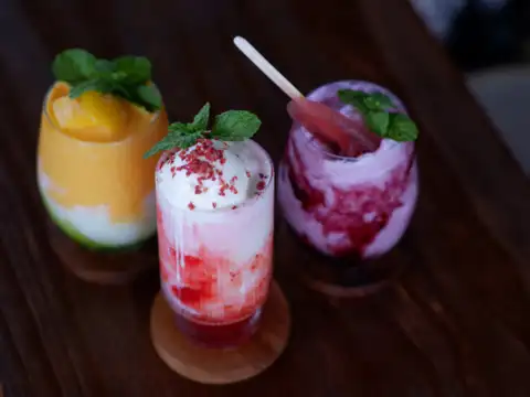 Fruit & nut milkshake