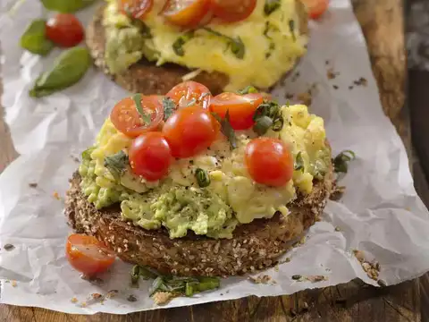 Scrambled eggs with avocado & toast