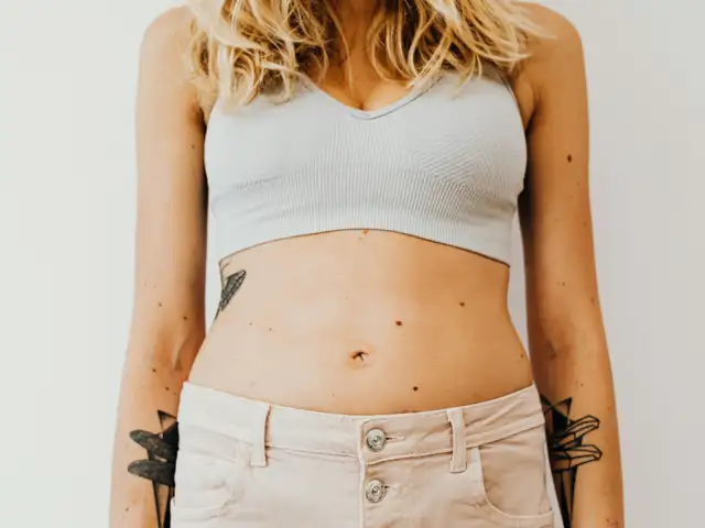 Mild pain or fullness in the upper right abdomen