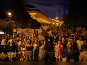 Zelensky anti-corruption law: Kyiv erupts: Massive protests rock