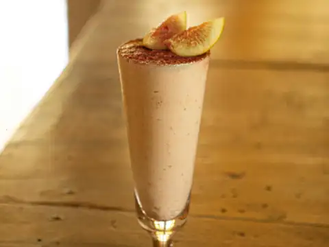 Fig and oats breakfast smoothie