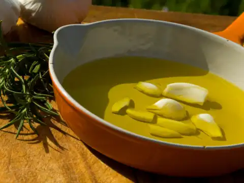 Garlic oil for antibacterial & hair strengthening