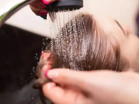 Shampooing with hot water