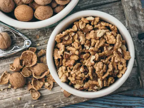 The best way to eat walnuts