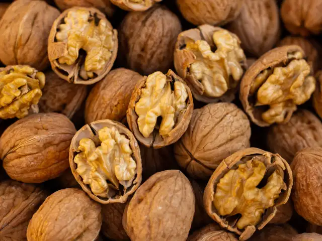 5 walnuts a day could cut colon cancer risk? Study reveals the best way to  eat them for good health - Colon cancer prevention? Study suggests just 5  walnuts a day could