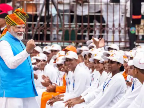 Special guests &mdash; 50 Swachhta Karamcharis with spouses