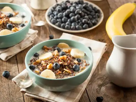 Quinoa porridge with berries