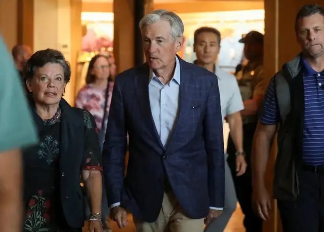 Fed Officials Split Ahead of Jackson Hole