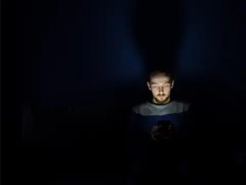Screens vs paper at night