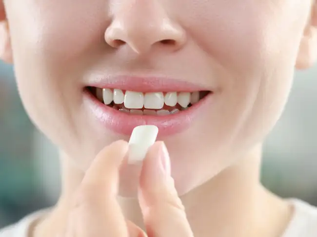Experts weigh in on chewing gum trend for sharp jawline