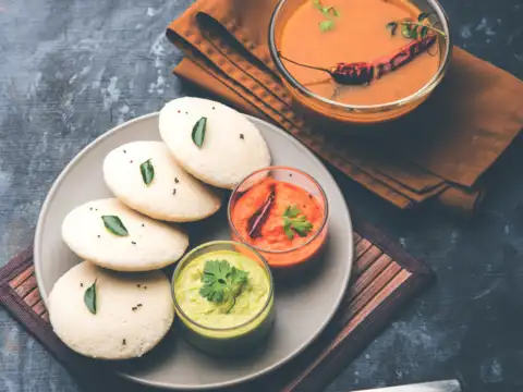 Idli with sambhar-chutney