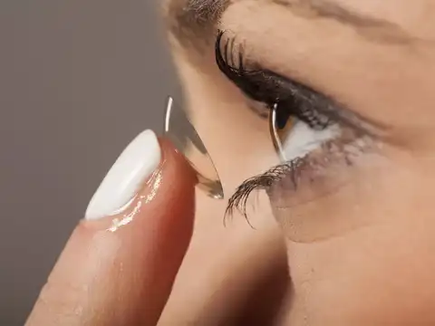 Sleeping with contact lenses
