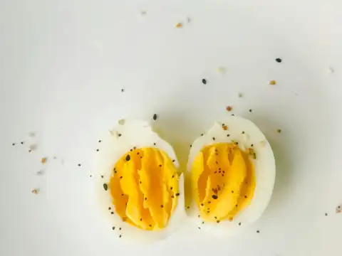 Protein‑rich foods (eggs, dairy, dal, chicken, fish)