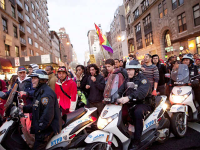 Police blocks Occupy Wall Street protesters