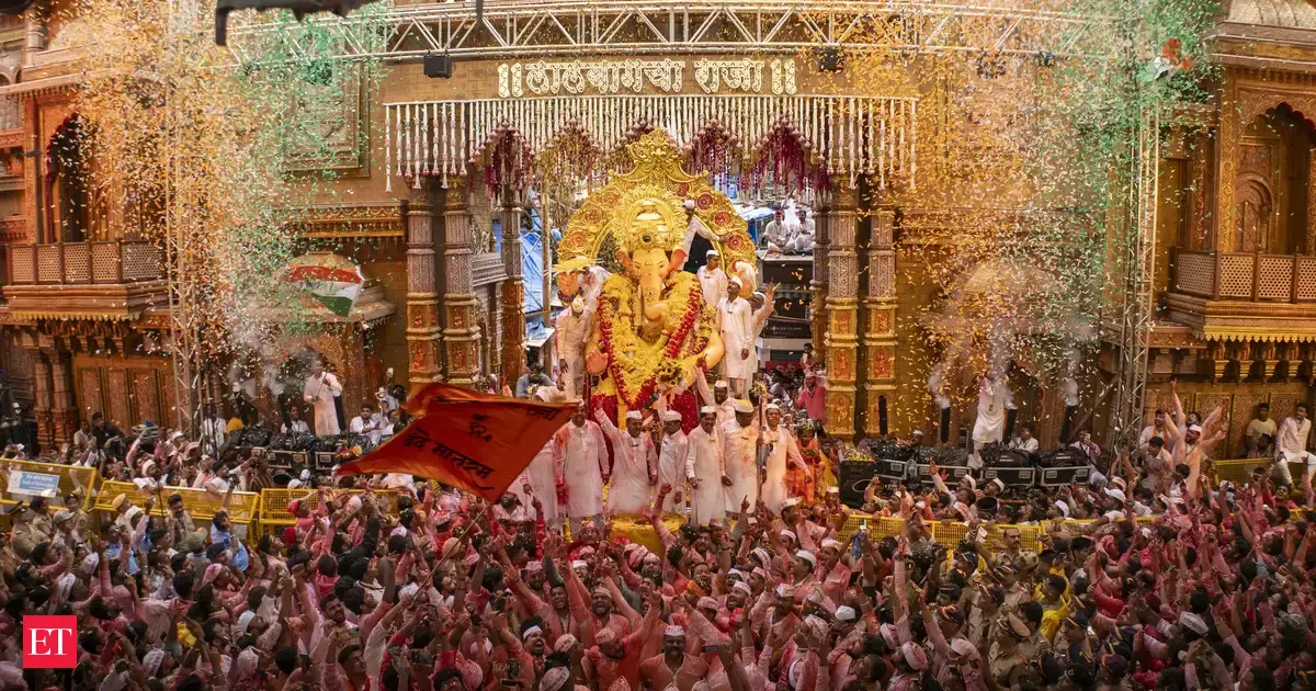 Amid rain, thousands throng Mumbai seafront to bid adieu to Lalbaugcha ...