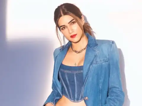 Kriti&rsquo;s layered denim