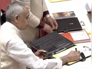 Acharya Devvrat takes oath as Maharashtra Governor - The Economic Times