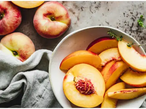 Pears and peaches: moderate sugar, high benefit