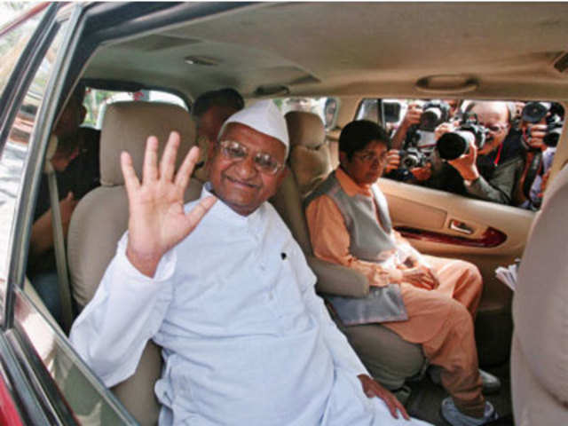Anna Hazare waves to his supporters