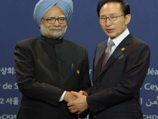 Manmohan Singh shakes hand with South Korea's President