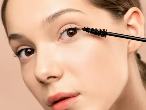 Natural Brows & Subtle Sparkle