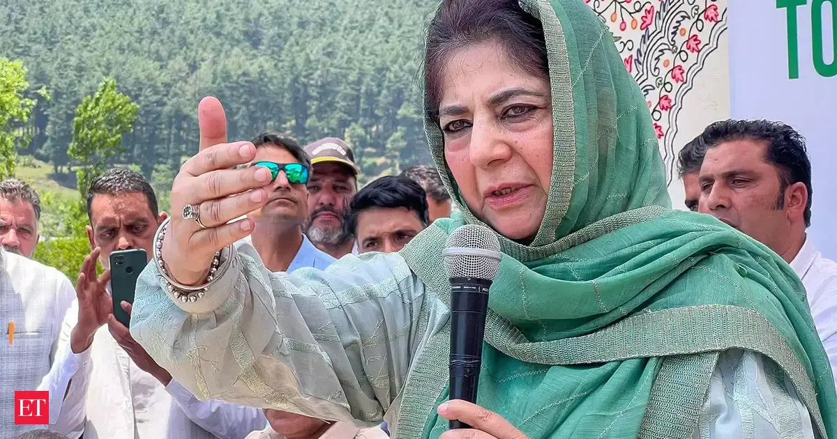 BJP forcing people to stand up for national anthem at gunpoint: Mehbooba Mufti