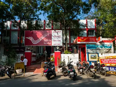What is the registration service of Speed Post and what is its charge?
