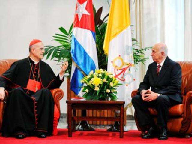 Cardinal Tarcisio Bertone and Cuba's Vice President Jose Ramon Machado
