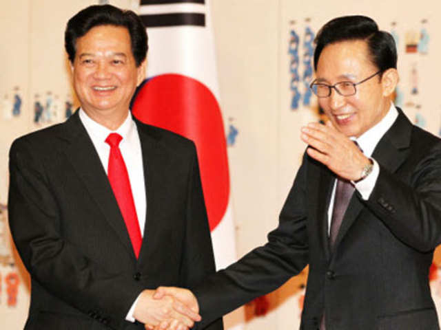 South Korea's President shakes hand with Vietnam's PM
